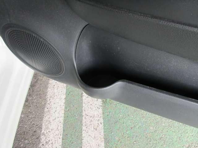 運転席ドア、ボトルホルダー画像です。