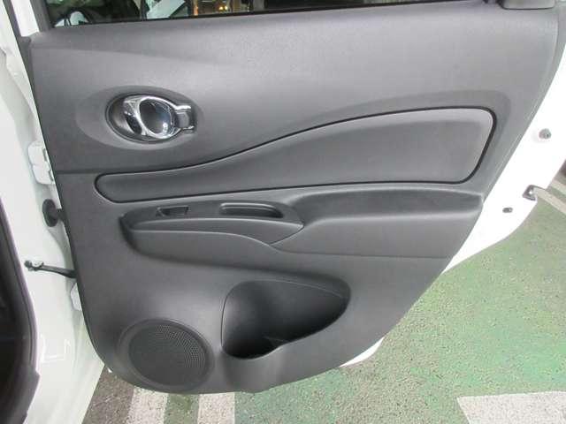 右リヤドア内張り画像です。