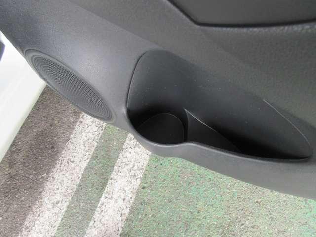 右リヤドア、ボトルホルダー画像です。