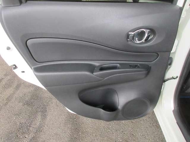 左リヤドア内張り画像です。