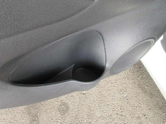 左リヤドア、ボトルホルダー画像です。