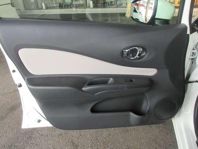 助手席ドア内張り画像です。