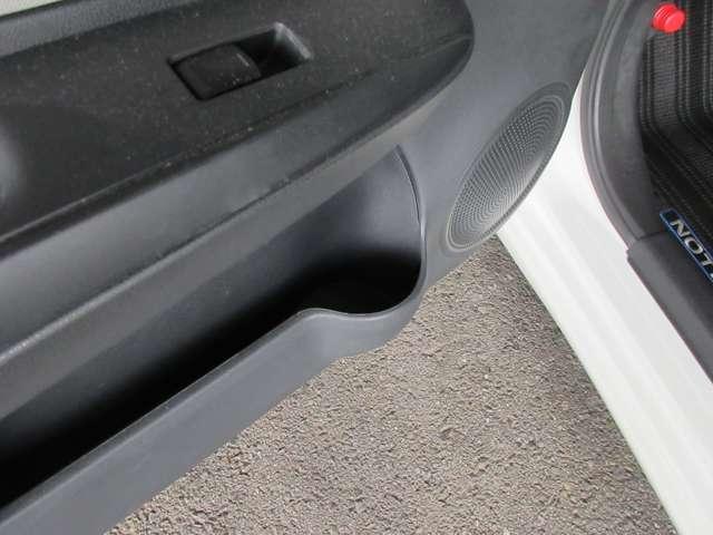 助手席ドア、ボトルホルダー画像です。