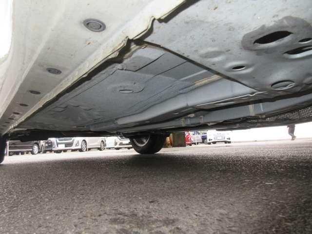 右フロント下回りです。