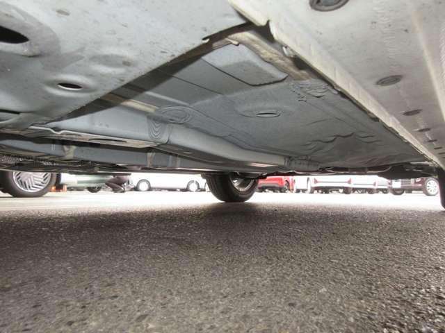 左フロント下回りです。