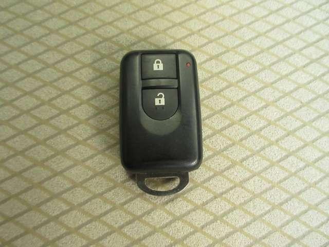 インテリジェントキー　インテリジェントキーを携帯することにより、キーを取り出すことなく全ドア（バックドアを含む）の施錠・解錠やエンジンの始動ができます。