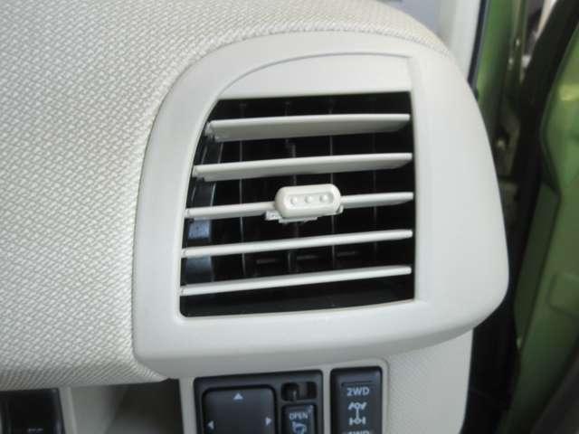 運転席側のエアコン吹き出し口画像です。