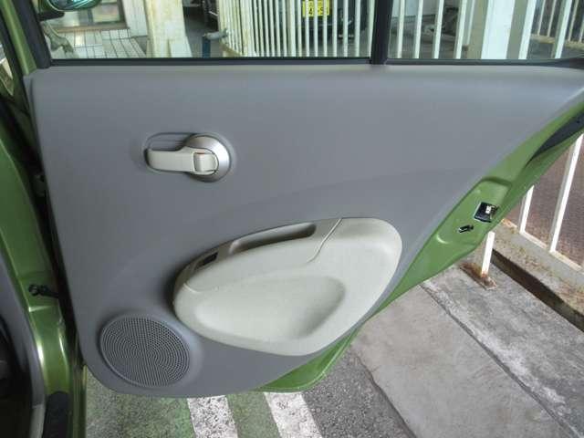 右リヤドア内張り画像です。