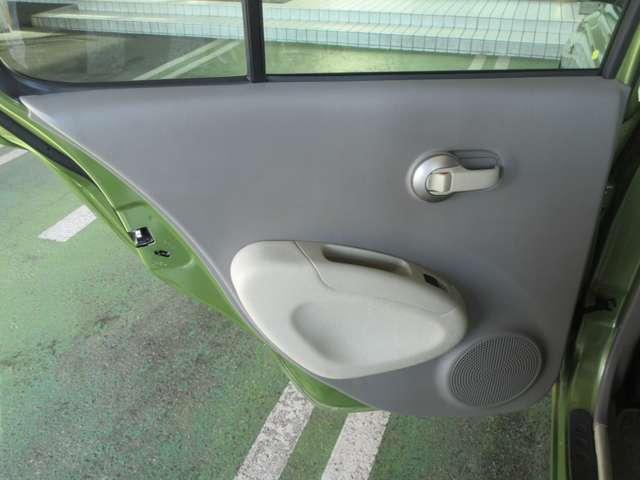 左リヤドア内張り画像です。