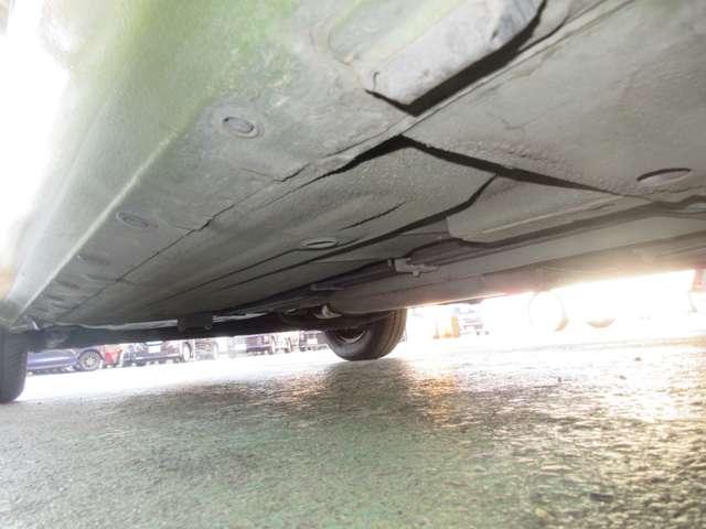 右フロント下回りです。