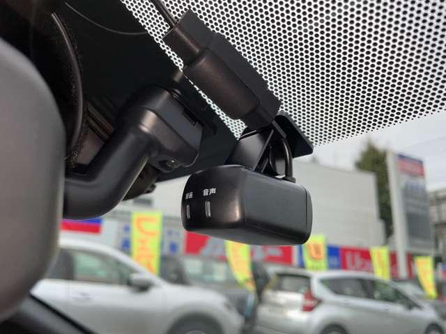 リーフ ｅ＋　Ｇ　純正（メーカー）メモリーナビ・フルセグＴＶ　インテリジェントアラウンドビューモニター　ＬＥＤヘッド　インテリジェントキー　レーダークルコン　ドライブレコーダー　車線逸脱　メモリーナビ　ＥＴＣ　パーキングアシスト　サイドカーテンエアバック　記録簿（10枚目）