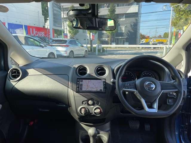 ノート １．２　Ｘ　純正メモリーナビ　バックカメラ　フルセグＴＶ　レーダーブレーキサポート　ＥＴＣ搭載　１オーナー車　記録簿付き　スマトキー　セキュリティーアラーム　キーレス　運転席助手席エアバッグ　ナビＴＶ　フルセグ　バックカメラ　エアコン　パワーウィンドウ（4枚目）