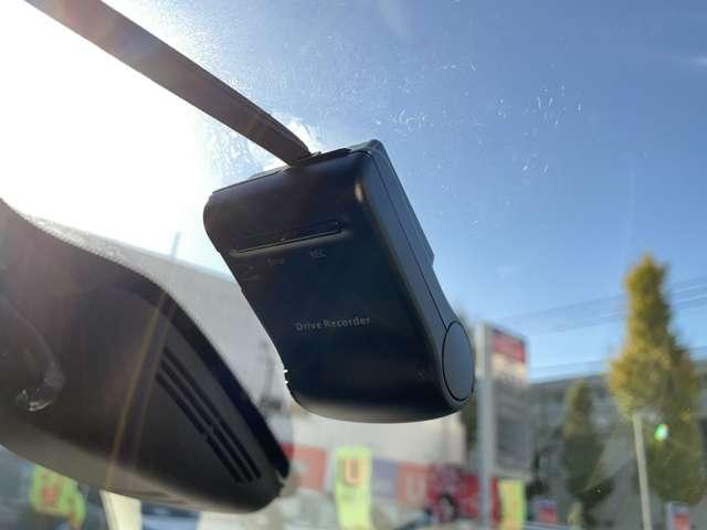 セレナ ２．０　Ｘ　ワンオーナー純正メモリーナビ・フルセグＴＶ　３６０度カメラ　ワンオ－ナ－車　インテリジェントキー　サイドカメラ　Ａストップ　ＥＴＣ　ドラレコ　レーンキープ　記録簿　キーレス　メモナビ　フルセグテレビ　パワーウインドウ　ナビＴＶ　ＡＢＳ　エアコン（12枚目）