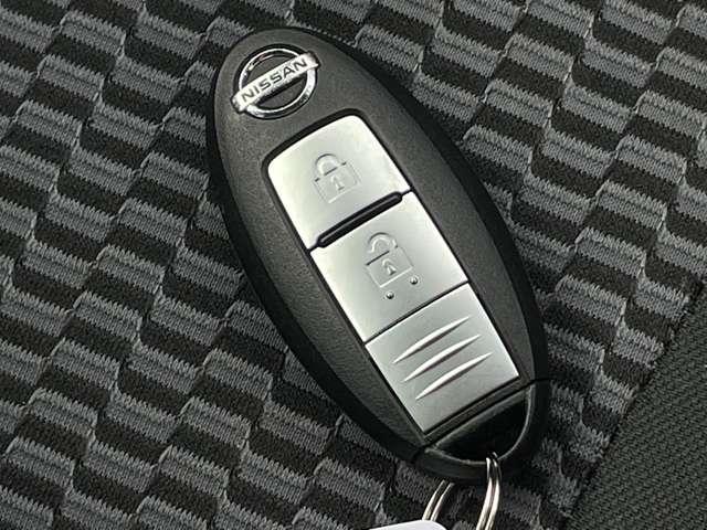 マーチ １．２　Ｘ　ＦＯＵＲ　Ｖセレクション　４ＷＤ　純正メモリーナビ／バックモニター　ナビＴＶ　パートタイム４ＷＤ　ドラレコ　メモリーナビ　スマートキー　オートエアコン　助手席エアバッグ　運転席エアバッグ　ＡＢＳ　パワーウインドウ　盗難防止装置　パワーステアリング　リアカメラ（7枚目）