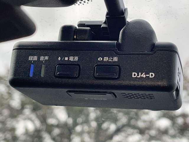 マーチ １．２　Ｘ　ＦＯＵＲ　Ｖセレクション　４ＷＤ　純正メモリーナビ／バックモニター　ナビＴＶ　パートタイム４ＷＤ　ドラレコ　メモリーナビ　スマートキー　オートエアコン　助手席エアバッグ　運転席エアバッグ　ＡＢＳ　パワーウインドウ　盗難防止装置　パワーステアリング　リアカメラ（9枚目）