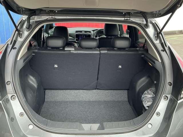 リーフ Ｘ　Ｖセレクション　９０周年記念車　当社社有車アップ　プロパイロット　メーカーライン装着コネクトナビ　ナビ連動ＥＴＣ２．０　アラウンドビューモニター　シート＆ステアリングヒーター　ＬＥＤライト　純正１７インチアルミ　ハイビームアシスト（20枚目）