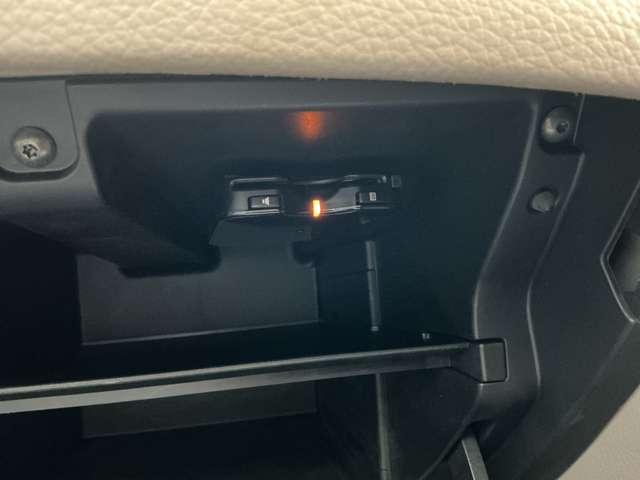 シルフィ Ｇ　純正メモリーナビ　ＥＴＣ　インテリジェントキー　オートエアコン　オートライト　キセノンライト　フォグランプ　本革巻きステアリング　純正１６インチアルミ（6枚目）