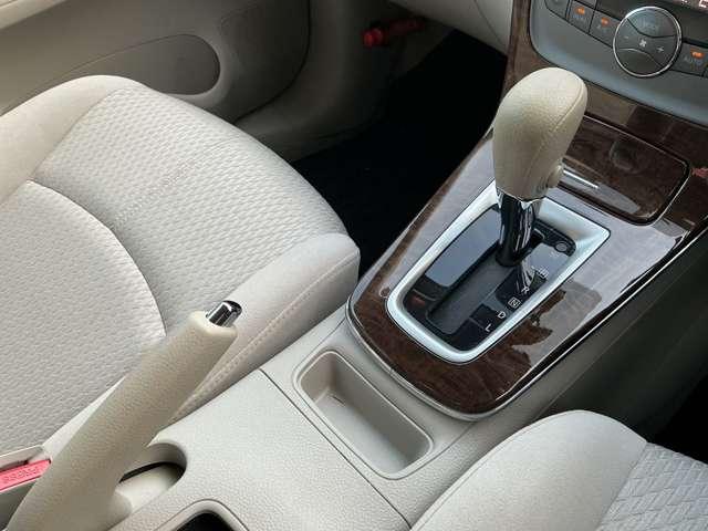 シルフィ Ｇ　純正メモリーナビ　ＥＴＣ　インテリジェントキー　オートエアコン　オートライト　キセノンライト　フォグランプ　本革巻きステアリング　純正１６インチアルミ（11枚目）