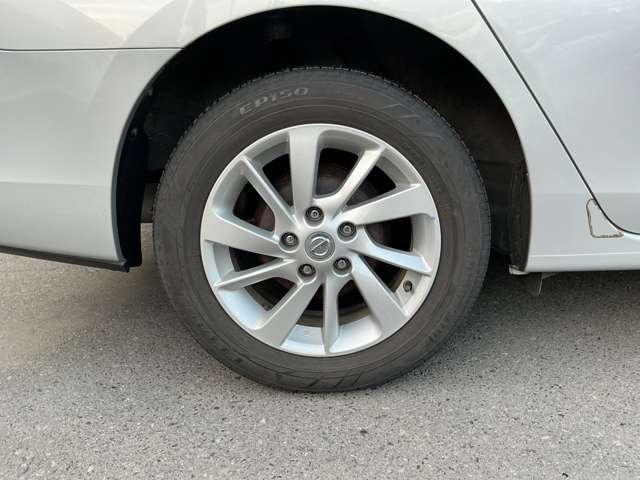 シルフィ Ｇ　純正メモリーナビ　ＥＴＣ　インテリジェントキー　オートエアコン　オートライト　キセノンライト　フォグランプ　本革巻きステアリング　純正１６インチアルミ（15枚目）