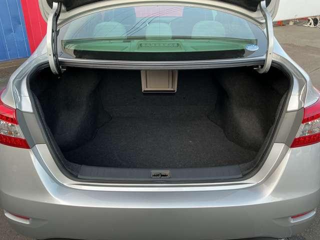 シルフィ Ｇ　純正メモリーナビ　ＥＴＣ　インテリジェントキー　オートエアコン　オートライト　キセノンライト　フォグランプ　本革巻きステアリング　純正１６インチアルミ（18枚目）