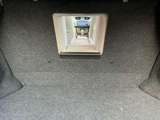 シルフィ Ｇ　純正メモリーナビ　ＥＴＣ　インテリジェントキー　オートエアコン　オートライト　キセノンライト　フォグランプ　本革巻きステアリング　純正１６インチアルミ（19枚目）