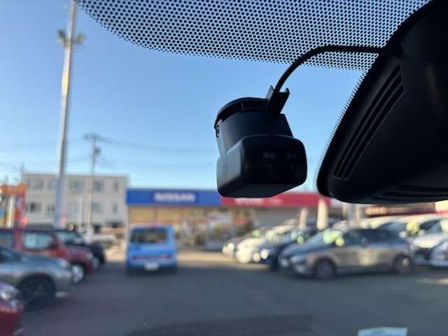 セレナ ｅ－パワー　ハイウェイスターＶ　プロパイロット　純正大画面メモリーナビ　後席モニター　ナビ連動前後ドラレコ＆ＥＴＣ２．０　アラウンドビューモニター　ハンズフリー機能付き両側オートスライドドア　スマートルームミラー　ＬＥＤライト（8枚目）