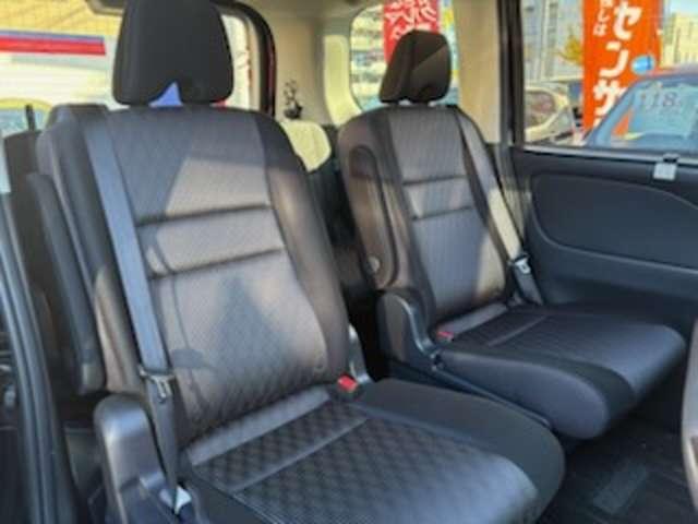 セレナ ｅ－パワー　ハイウェイスターＶ　プロパイロット　純正大画面メモリーナビ　後席モニター　ナビ連動前後ドラレコ＆ＥＴＣ２．０　アラウンドビューモニター　ハンズフリー機能付き両側オートスライドドア　スマートルームミラー　ＬＥＤライト（18枚目）