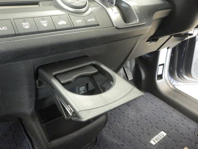 フリード Ｇ　ナビ　リアカメラ　ＥＴＣ　エアバッグ　パワーウィンドウ　助手席エアバッグ　ウォークスルー　キーレス　３列シート　パワーステアリング　両側スライドドア　エアコン　ＡＢＳ　記録簿　バックモニター付き（7枚目）