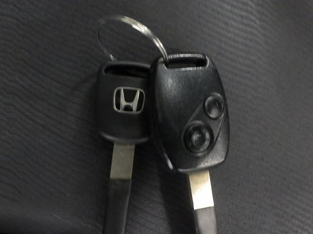 フリード Ｇ　ナビ　リアカメラ　ＥＴＣ　エアバッグ　パワーウィンドウ　助手席エアバッグ　ウォークスルー　キーレス　３列シート　パワーステアリング　両側スライドドア　エアコン　ＡＢＳ　記録簿　バックモニター付き（10枚目）