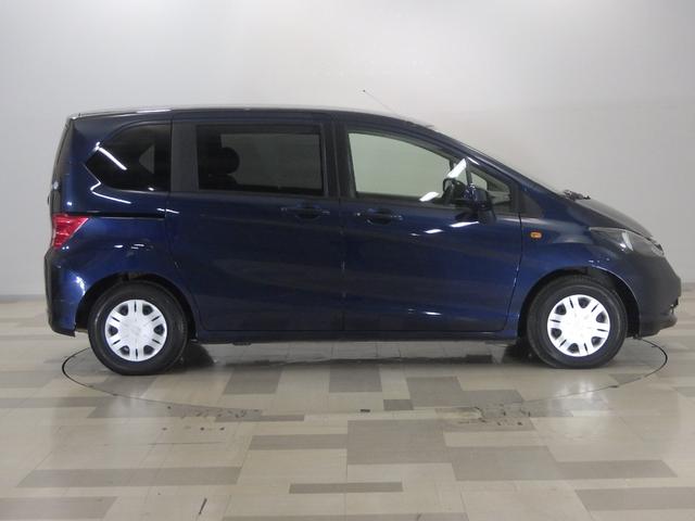 フリード Ｇ　ナビ　リアカメラ　ＥＴＣ　エアバッグ　パワーウィンドウ　助手席エアバッグ　ウォークスルー　キーレス　３列シート　パワーステアリング　両側スライドドア　エアコン　ＡＢＳ　記録簿　バックモニター付き（20枚目）