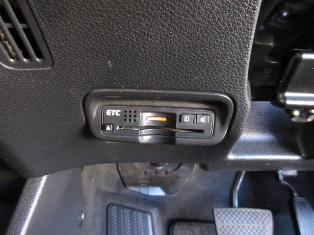 ヴェゼル ハイブリッドＺ　ナビ　シートヒーター　リアカメラ　ＬＥＤライト　サイド／カーテンエアバック　アルミ　フォグ　ドアバイザー　ＣＴＢＡ　クルーズコントロール　ＥＴＣ　スマートキー　パドルシフト　Ｒカメ　スマキー　ＵＳＢ（3枚目）