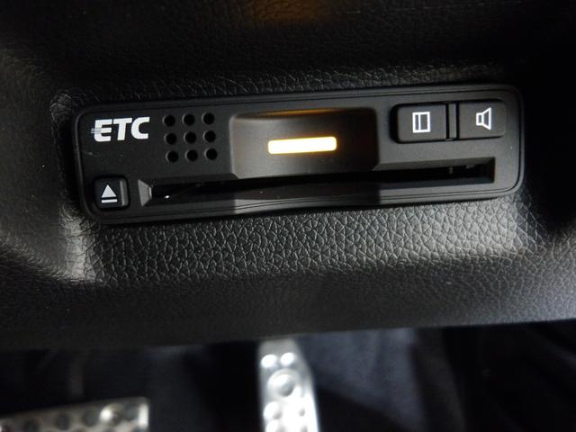 シャトル ハイブリッドＸ　ナビ　リアカメラ　ＣＴＢＡ　ＥＴＣ　ＬＥＤライト　サイド／カーテンエアバック　ＶＳＡ　クルーズコントロール　パドルシフト　オートリトラミラー　スマートキー　地デジフルセグＴＶ　スマ－トキ－　イモビ（4枚目）