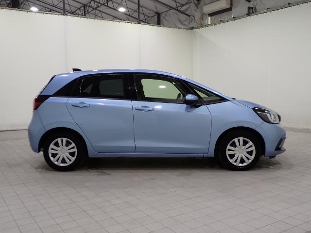 フィット ｅ：ＨＥＶホーム　クリソナ　助手席エアバッグ　運転席エアバッグ　アイドリングストップ　ＬＥＤライト　ＵＳＢ接続　バックカメラ　ＡＢＳ　サイドエアバッグ　オートクルーズコントロール　フルセグＴＶ　記録簿（4枚目）