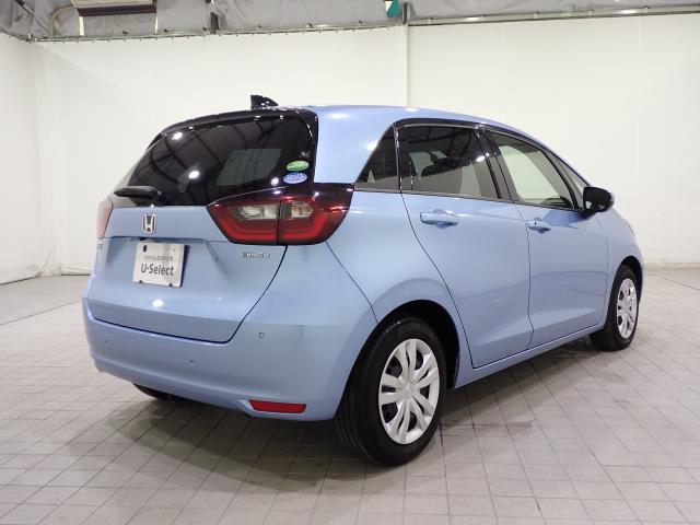 フィット ｅ：ＨＥＶホーム　クリソナ　助手席エアバッグ　運転席エアバッグ　アイドリングストップ　ＬＥＤライト　ＵＳＢ接続　バックカメラ　ＡＢＳ　サイドエアバッグ　オートクルーズコントロール　フルセグＴＶ　記録簿（6枚目）