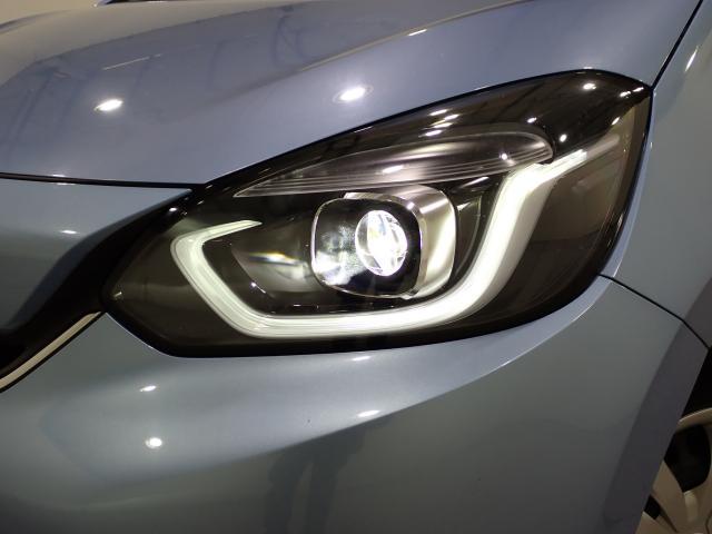 フィット ｅ：ＨＥＶホーム　クリソナ　助手席エアバッグ　運転席エアバッグ　アイドリングストップ　ＬＥＤライト　ＵＳＢ接続　バックカメラ　ＡＢＳ　サイドエアバッグ　オートクルーズコントロール　フルセグＴＶ　記録簿（7枚目）