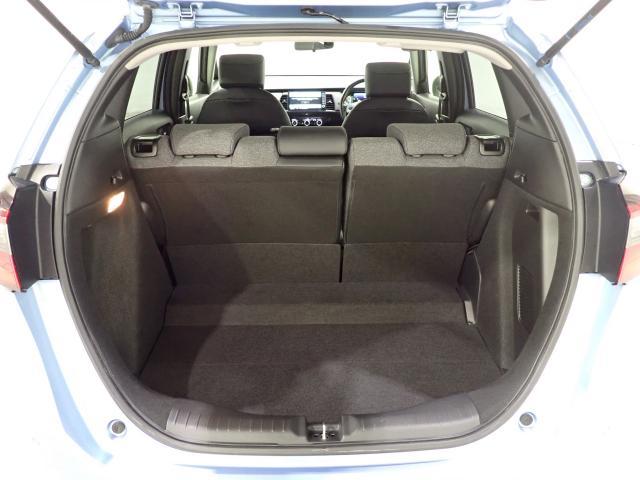 フィット ｅ：ＨＥＶホーム　クリソナ　助手席エアバッグ　運転席エアバッグ　アイドリングストップ　ＬＥＤライト　ＵＳＢ接続　バックカメラ　ＡＢＳ　サイドエアバッグ　オートクルーズコントロール　フルセグＴＶ　記録簿（22枚目）