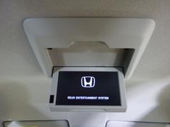 後部座席に座って入らっしゃる方用にフリップダウンモニターが付いてます♪ 3