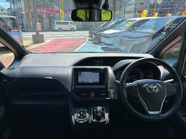 ハイブリッドV トヨタセーフティセンス/純正SDナビ/フルセグ/CD/DVD/Bluetooth/バックカメラ/ETC/片側パワースライドドア/スマートキー/シートヒーター/クルーズコントロール/ロールサンシェード(4枚目)