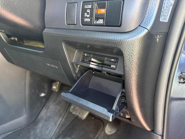 ハイブリッドV トヨタセーフティセンス/純正SDナビ/フルセグ/CD/DVD/Bluetooth/バックカメラ/ETC/片側パワースライドドア/スマートキー/シートヒーター/クルーズコントロール/ロールサンシェード(12枚目)