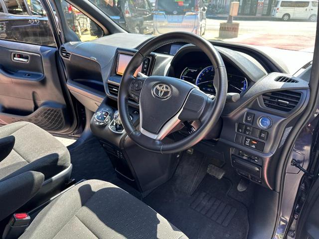 ハイブリッドV トヨタセーフティセンス/純正SDナビ/フルセグ/CD/DVD/Bluetooth/バックカメラ/ETC/片側パワースライドドア/スマートキー/シートヒーター/クルーズコントロール/ロールサンシェード(28枚目)