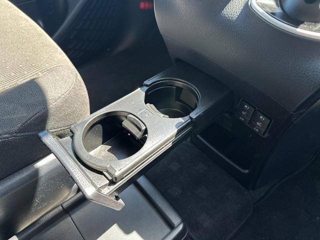 ハイブリッドV トヨタセーフティセンス/純正SDナビ/フルセグ/CD/DVD/Bluetooth/バックカメラ/ETC/片側パワースライドドア/スマートキー/シートヒーター/クルーズコントロール/ロールサンシェード(75枚目)