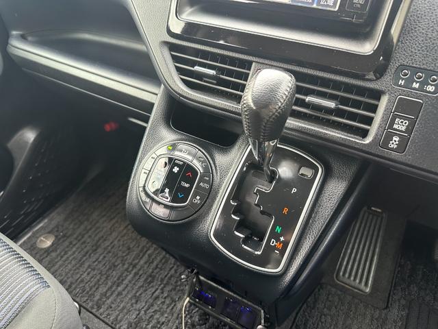 ノア Ｓｉ　禁煙／純正ＳＤナビ／フルセグ／ＤＶＤ／Ｂｌｕｅｔｏｏｔｈ／フリップダウンモニター／バックカメラ／ＥＴＣ／電動スライド／スマートキー／ＬＥＤオートライト／ロールサンシェード／アイドリングストップ／保証書（9枚目）