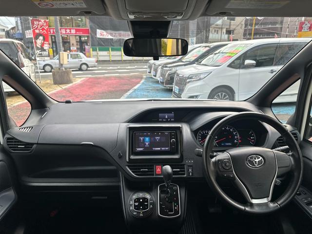 ノア Ｇ　トヨタセーフティセンス／純正ＳＤナビ／フルセグ／ＤＶＤ／Ｂｌｕｅｔｏｏｔｈ／バックカメラ／ＥＴＣ２．０／電動スライド／スマートキー／ＬＥＤ／クルコン／デュアルオートＡＣ／ロールサンシェード／純正アルミ（3枚目）