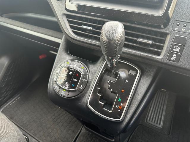 ノア Ｇ　トヨタセーフティセンス／純正ＳＤナビ／フルセグ／ＤＶＤ／Ｂｌｕｅｔｏｏｔｈ／バックカメラ／ＥＴＣ２．０／電動スライド／スマートキー／ＬＥＤ／クルコン／デュアルオートＡＣ／ロールサンシェード／純正アルミ（9枚目）