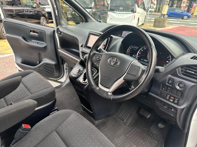 ノア Ｇ　トヨタセーフティセンス／純正ＳＤナビ／フルセグ／ＤＶＤ／Ｂｌｕｅｔｏｏｔｈ／バックカメラ／ＥＴＣ２．０／電動スライド／スマートキー／ＬＥＤ／クルコン／デュアルオートＡＣ／ロールサンシェード／純正アルミ（27枚目）