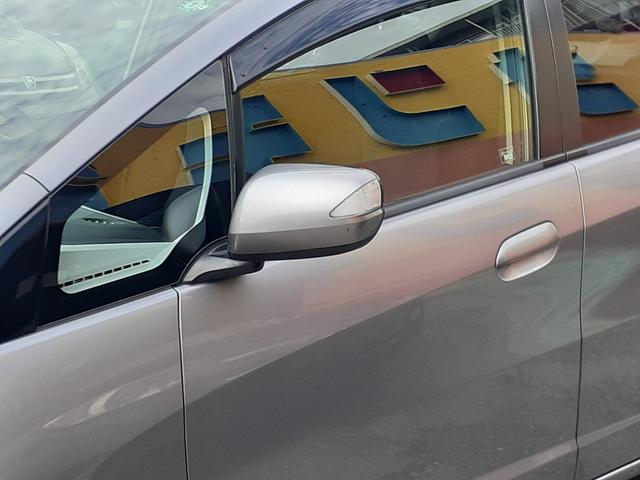 フィット Ｇ　ハイウェイエディション　禁煙車　キセノンヘッドライト　オートライト　ＥＴＣ　純正ＨＤＤインターナビ　ミュージックサーバー　テレビ　ＤＶＤ再生　ＶＩＤＥＯ　バックカメラ　キーレス　電動格納ミラー　ドアバイザー　除菌（16枚目）