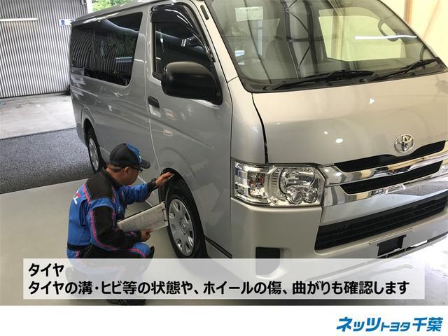 認定検査員が車両検査を行っております！タイヤの確認もしております。タイヤの溝・ヒビ等の状態やホイールの傷、曲がりも確認します。