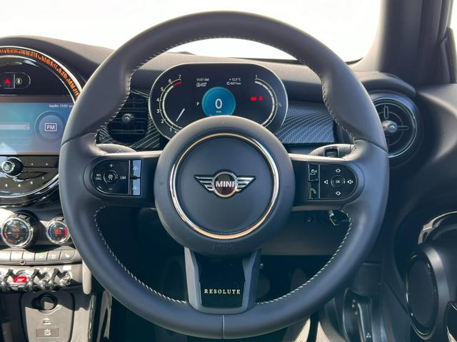 ＭＩＮＩ クーパー　レゾリュート・エディション　３ドア　当社元デモカー　タッチ式ＨＤＤナビ　特別仕様専用クロスレザーシート・ブロンズアクセントパーツ・ボンネットストライプ・１８インチＡＷ　シートヒーター　ＬＥＤライト　バックカメラ　ＳＯＳ　ＡＣＣ（24枚目）