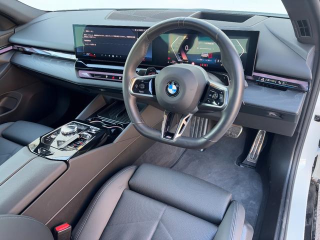 ５シリーズ ５２３ｄ　ｘＤｒｉｖｅ　Ｍスポーツ　ブラックシート・１９ＡＷ・ランバーサポート・後席エアコン・ＡｐｐｌｅＣａｒＰｌａｙ・アンビエントライト・ヘッドアップディスプレイ・全方位カメラ・電動トランク・全席シートヒーター・フルセグ・ＬＥＤ（5枚目）