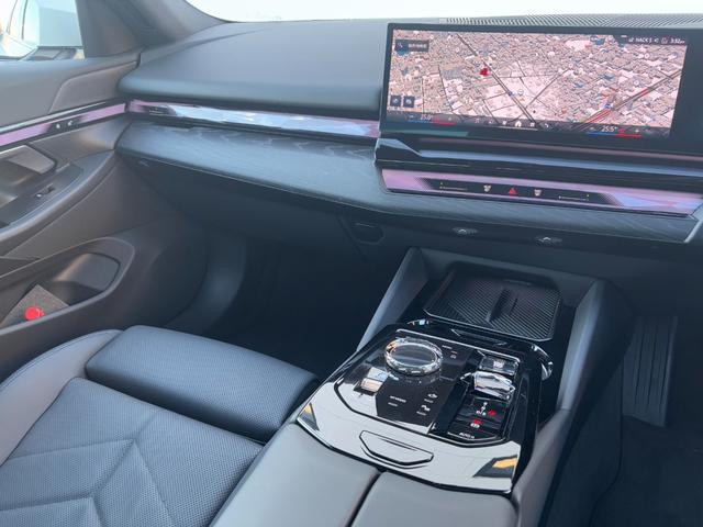 ５シリーズ ５２３ｄ　ｘＤｒｉｖｅ　Ｍスポーツ　ブラックシート・１９ＡＷ・ランバーサポート・後席エアコン・ＡｐｐｌｅＣａｒＰｌａｙ・アンビエントライト・ヘッドアップディスプレイ・全方位カメラ・電動トランク・全席シートヒーター・フルセグ・ＬＥＤ（28枚目）